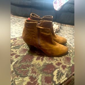 Suede American Eagle Boots. Tan.